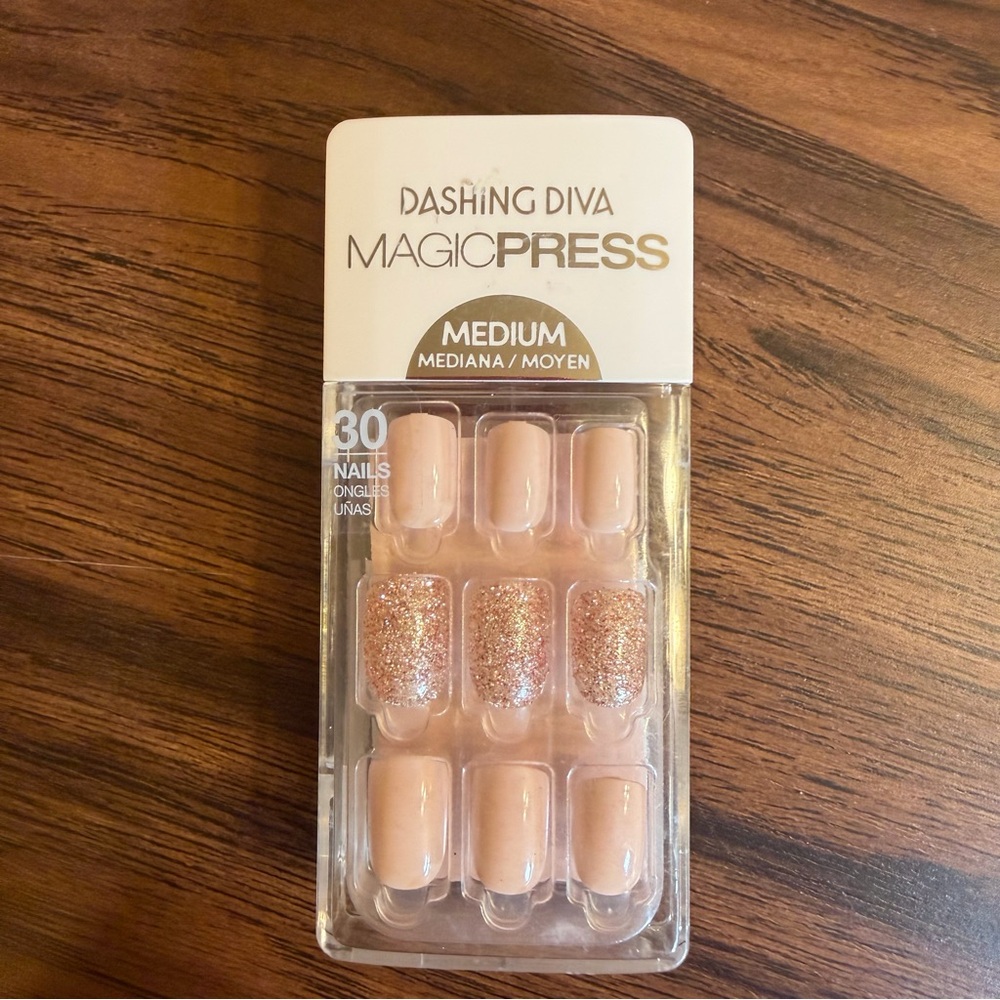New Dashing Diva MagicPress Press On Nail Kit - Med. Squoval- Go Go Glitter PO26